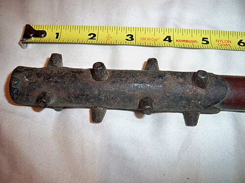 日本の古いアラレボ（金棒の小型版）の鉄鋲のクローズアップ。