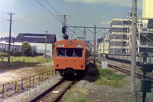1985年、片町線片町駅を出発する国鉄101系電車