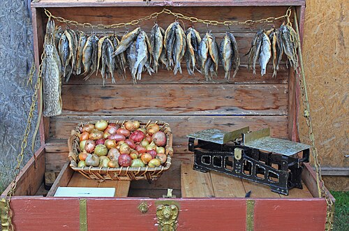 農家の道端の売店で売られている玉ねぎと干し魚。
