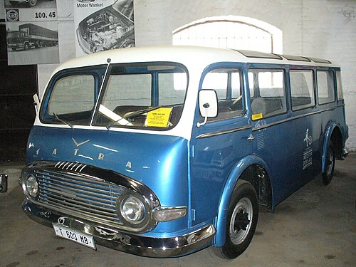 1961 年、タトラのブラティスラバ支社はマイクロバス T 603 MB の設計を考案しました。後に、T 603 NP という類似のピックアップ トラックも製造されました。どちらも 603 エンジンを前方に搭載していました。