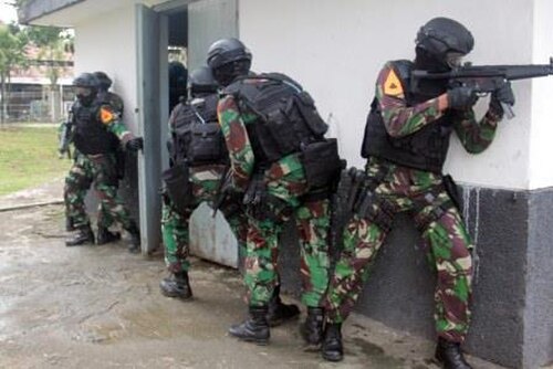インドネシア特殊部隊司令部（コパスス）がMP5で訓練中