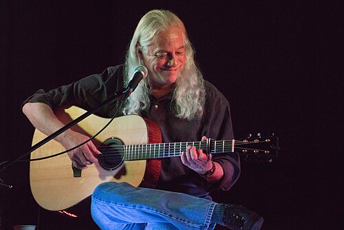 グラミー賞受賞ギタリストのエド・ゲルハルトが、2014年のカナディアン・ギター・フェスティバルでブリードラブのドレッドノート・ギターを演奏している。