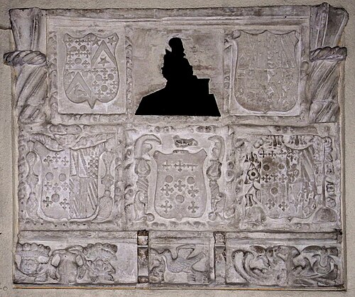 ジェームズ・コフィンの作とされる16世紀の壁画記念碑。コフィン家の紋章の盾で囲まれている。