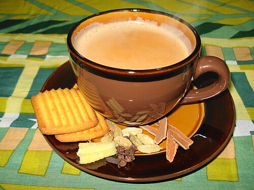 マサラチャイはティービスケットと一緒に提供されます。インドで最も人気のあるお茶の飲み方です。