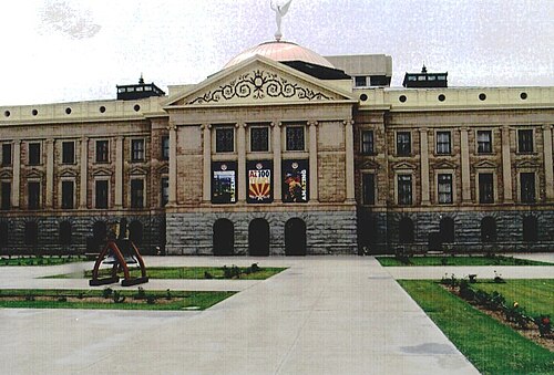 アリゾナ州議会議事堂は1900年に建設され、ワシントン通り西1700番地に位置しています。1974年10月29日に国家歴史登録財に登録されました（登録番号：74000455）。