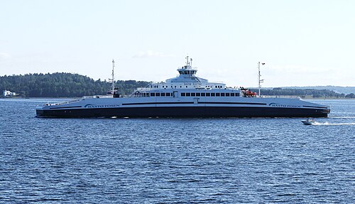 Bastø Fosen はノルウェーのフェリー会社で、ノルウェーのホルテンとモスの町の間の短距離ルートで小型の RO-RO 客車フェリーを運航し、トンスベルグとフレドリクスタの 2 つの都市と大都市圏を結んでいます。