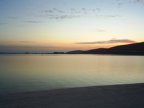 夕暮れの湖