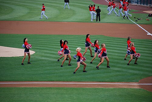 フィールドでパフォーマンスするダンスチーム