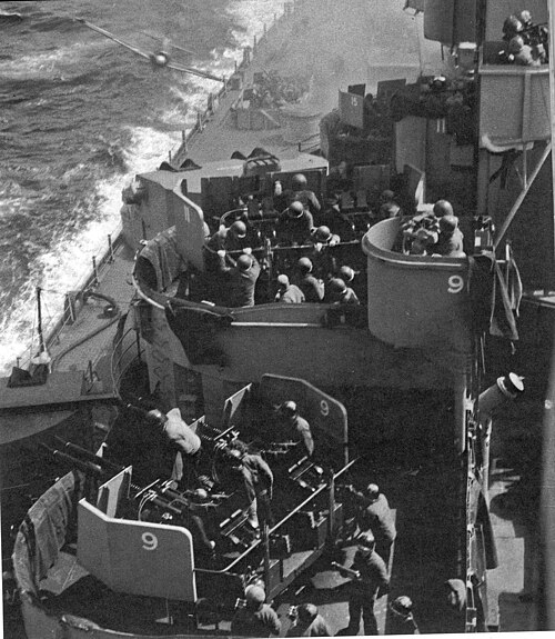 1945年4月11日、零式艦上戦闘機による戦艦ミズーリ（BB-63）への攻撃。
