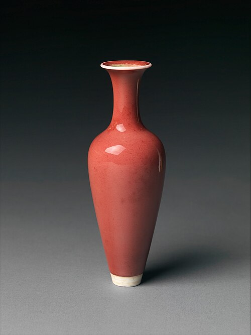 景徳鎮産桃花釉花瓶、清朝康熙年間（1678～1688年）。メトロポリタン美術館所蔵。