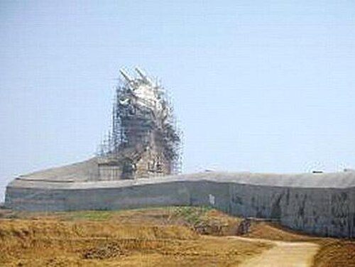 新鄭市石祖山の龍の建立