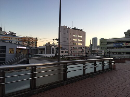 2015年1月、JR東神奈川駅とつながる高架入口と歩道橋