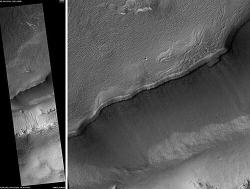 HiRISE が撮影したマウンダー クレーター。張り出した部分は、クレーターの南側 (下側) の劣化した壁の一部です。スケール バーの長さは 500 メートルです。