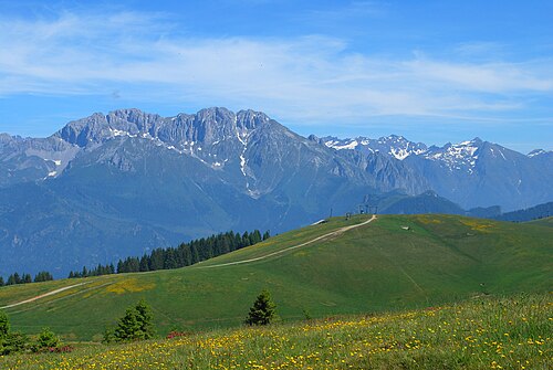ベルガマスク・プレアルプスのプレゾラナを望むモンテ・ポーラの牧草地