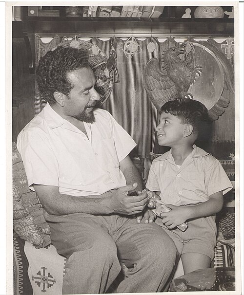エル・サギニが一人息子のマグドと話している(1959年)
