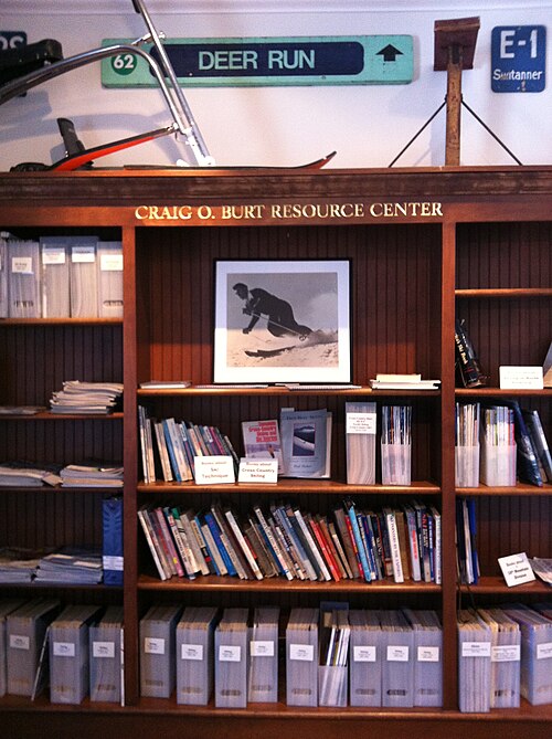 バーモント スキー & スノーボード博物館の図書館とアーカイブ資料の展示。