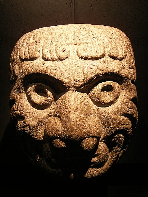チャビンの石の彫刻、男性の頭の形、壁の装飾品。紀元前 9 世紀。国立博物館 (ペルー、リマ)