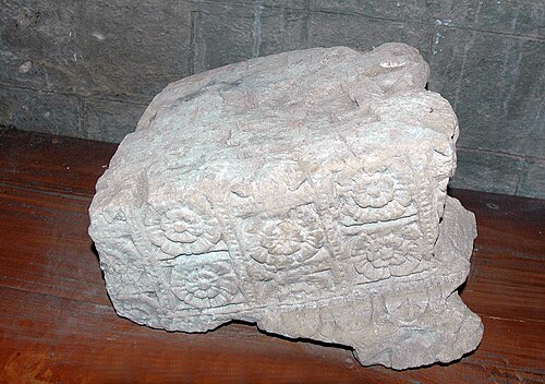 石に彫られた花、古代の作品、スリランカ、ジャフナ考古学博物館