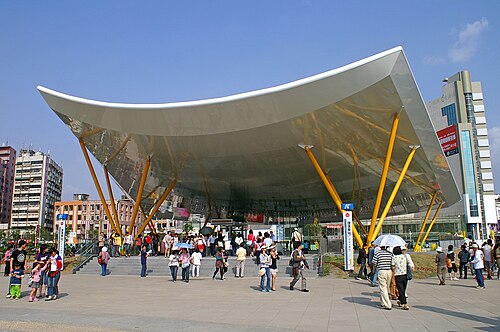 中央公園駅（R9）、高雄市、台湾。