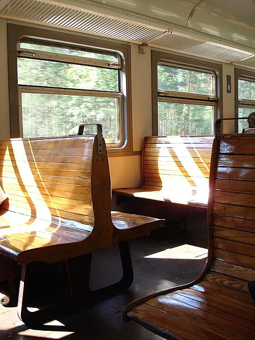 木製の座席がある古い列車の内部
