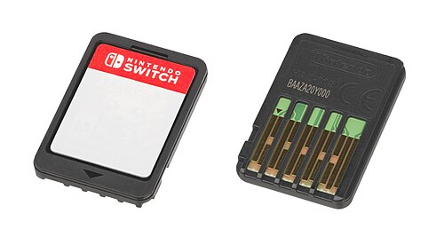 左側には、ニンテンドースイッチ用ゲームカードの表面が写っています。右側には、ニンテンドーゲームカードの下部が写っています。