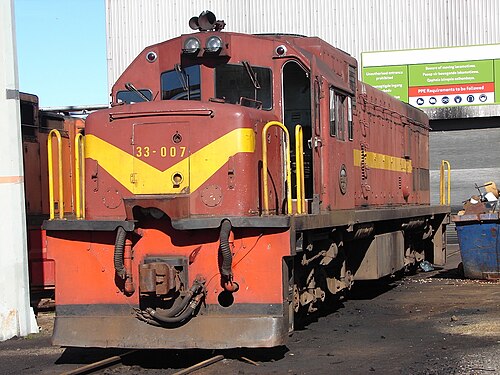 南アフリカ鉄道の塗装を施した No. 33-007、ケープタウンのベルビル機関車庫にて、2009 年 6 月 27 日