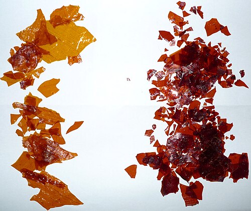 Waxy #1 Orange (左) と Dewaxed Bona (右) シェラックフレークのクローズアップ。前者のオレンジシェラックは、木製の壁パネルやキッチンキャビネットの仕上げに何世紀にもわたって使用されてきた伝統的なシェラックです。