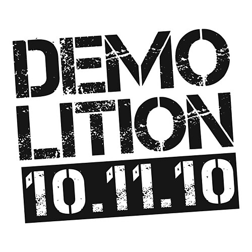 「demo–lition 10.11.10」と書かれたロゴ