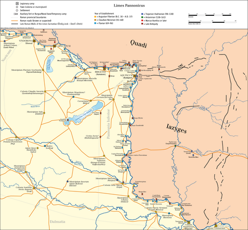 町、砦、道路を含むドナウ川沿いのローマ帝国の国境を示す地図。北はヴィンドボナ (現在のウィーン) から中央はアクィンクム (ブダペスト) を経て南はコロニア シンギドゥヌム (ベオグラード) まで伸びています。後期ローマ帝国の城壁であるリメス サルマティアエは、ヤジゲス人の領土内のドナウ川東側に刻まれています。