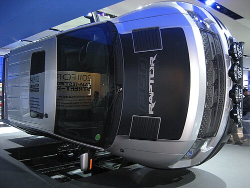 車体上部、フードエキストラクターが見える