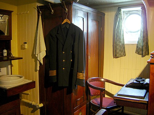 船内の士官室。船長の制服が見える。