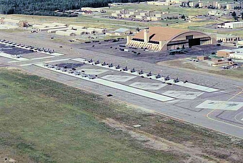 アイルソン空軍基地の飛行場とサンダードーム格納庫