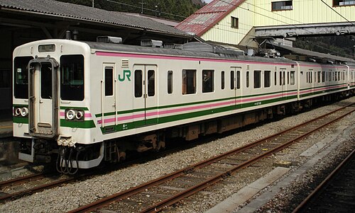 2007年4月、横川駅に停車中の107-100系R2編成。