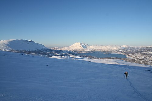 サランゲン自治体の山岳地帯の冬。低地では通常、4月下旬から5月上旬まで積雪が続く。