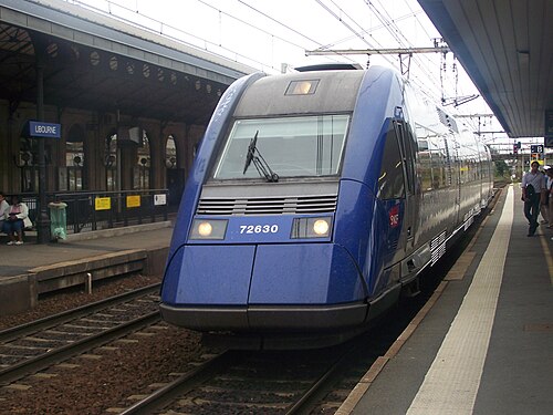 リモージュ - ボルドー間の X 72500 TER 列車がリブルヌに到着