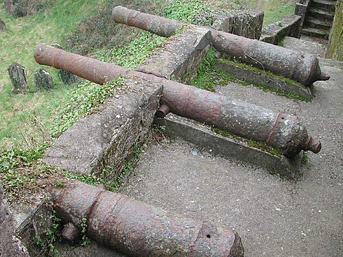 中世の町の壁に設置された、中世以降の大砲の砲台の遺跡。ただし、砲車はありません。