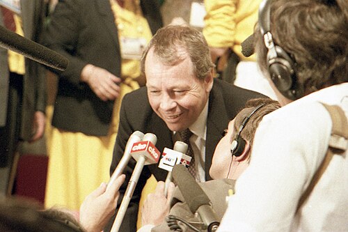 1983年の進歩保守党党首会議の場で記者団に語る元連邦インディアン問題担当大臣デビッド・クロムビーのカラー写真
