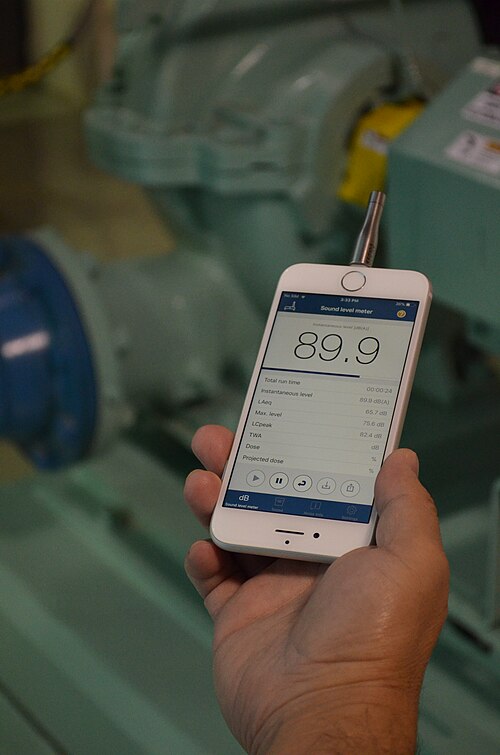 NIOSH 騒音計アプリケーション (アプリ) を表示したスマートフォンを持っている人の画像