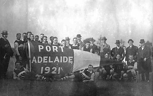 ポート・アデレードの選手たちが1921年のSAFL優勝旗を手にしている。