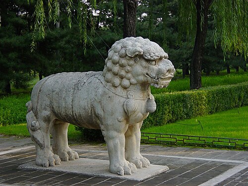 明代の陵墓にある立像の獅子（霊道）