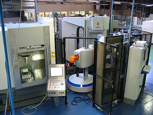 大きな倉庫のような実験室の中に設置された大型自動フライス盤