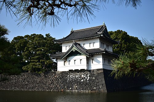 皇居の堀と監視塔