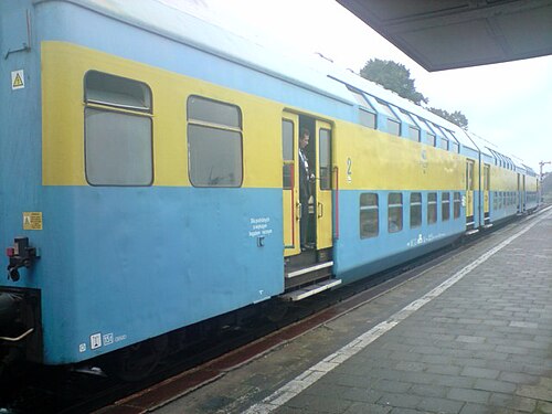 チェルスク駅に停車中のPKP/Polregio所属のBhp型（pl; 旧Bipa）客車編成（2008年9月）