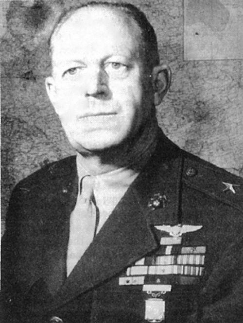 リボンの付いた軍服を着たメリット・エドソンの上半身と頭部の白黒画像。