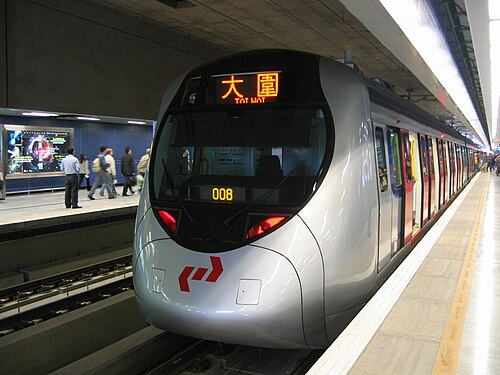 タイワイ駅に停車中のKCR SP1900型電車