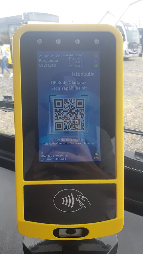 バスに搭載されたイスタンブールカート リーダーには QR コードが搭載されています。