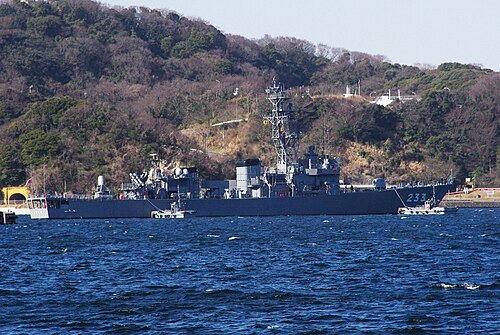 2009 年 2 月 8 日、横須賀の護衛艦ちくま。