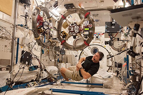 RINGSアドオンを搭載した2基のSPHERES衛星が、NASAの宇宙飛行士マイケル・ホプキンスによる実験に使用されている。
