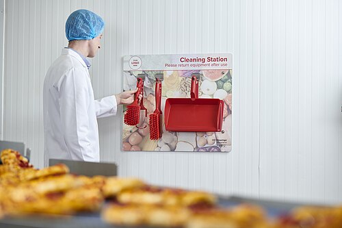 食品工場で洗浄用具を保管・分別するために使われるシャドーボード