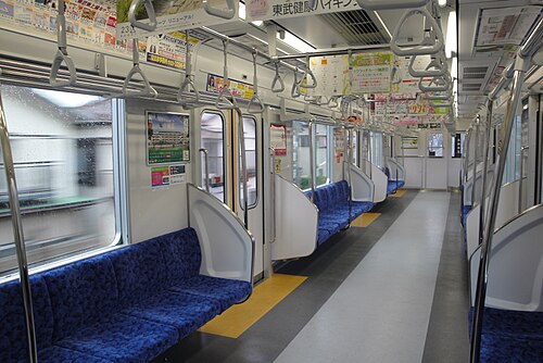 2010 年 3 月、新しい座席スタイルと出入り口の従来の手すりを示すセット 51004 の内部ビュー